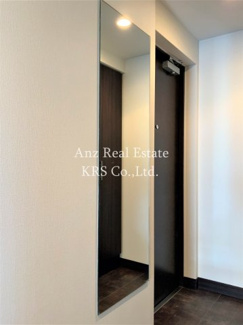 【玄関】 | S-RESIDENCE淀屋橋 | 玄関にある姿見鏡です！お出かけ前に身嗜みをチェック♪