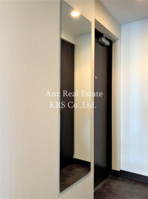 【玄関】 | S-RESIDENCE淀屋橋 | 玄関にある姿見鏡です！お出かけ前に身嗜みをチェック♪