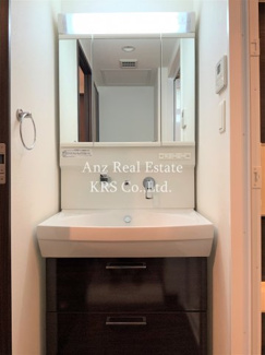 【洗面所】 | S-RESIDENCE淀屋橋 | うれしい三面鏡付きの縦型照明付き洗面台！