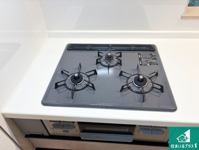 24(土)25(日)現地説明会　高石市高師浜　限定1邸の設備|ダブル高火力Ｓｉセンサー付きコンロ！３口あるので、まとめて料理をする時も大活躍！