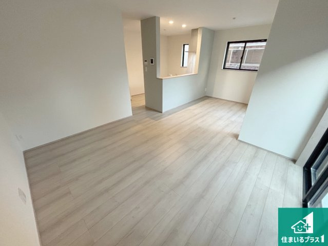 24(土)25(日)現地説明会　高石市高師浜　限定1邸の居間・リビング|日当たり良好の明るいリビングで朝の目覚めもスッキリできそう！対面キッチンでご家族のコミュニケーションも自然と増える設計！小さなお子様が遊ぶスペースを作っても広々とくつろげるLDK！