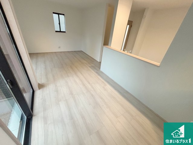 24(土)25(日)現地説明会　高石市高師浜　限定1邸の居間・リビング|明るいリビングで朝の目覚めもスッキリできそう！対面キッチンでご家族のコミュニケーションも自然と増える設計！小さなお子様が遊ぶスペースを作っても広々とくつろげるLDK！