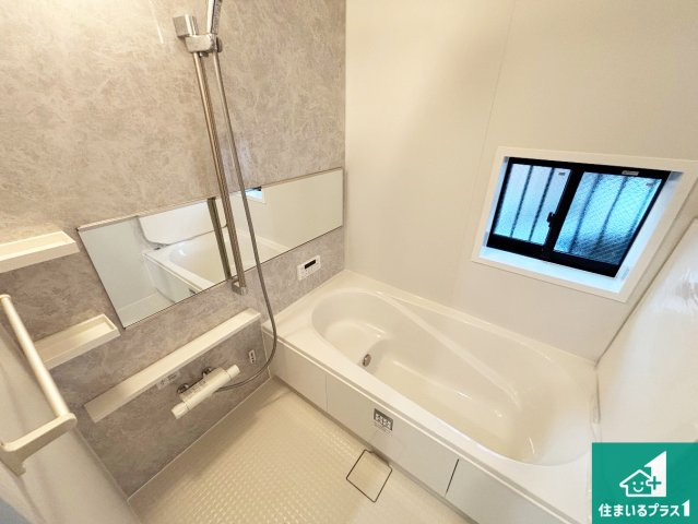 24(土)25(日)現地説明会　高石市高師浜　限定1邸の浴室|足をゆったり伸ばして寛げる浴槽です。窓が設けられていますので差し込む光が明るく穏やかな雰囲気にしてくれます♪浴室乾燥機も設置しているので、雨の日の洗濯物も安心です♪