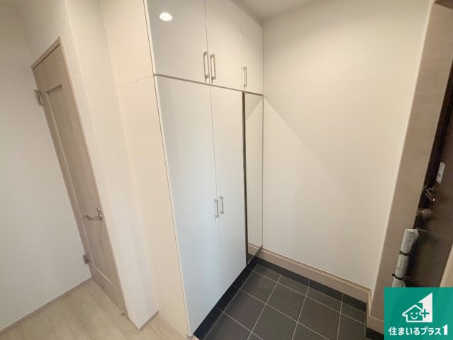 24(土)25(日)現地説明会　高石市高師浜　限定1邸の玄関|シューズボックスにはたくさんの靴が収納できるので玄関周りはいつもスッキリ！ご家族が増えても安心！