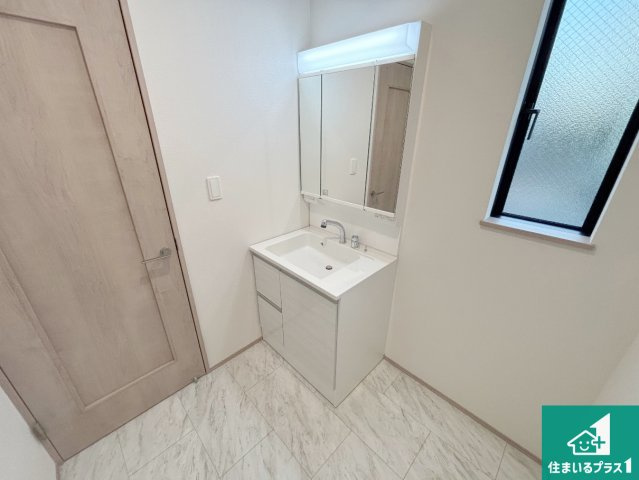 高石市高師浜　新築一戸建ての独立洗面台|清潔感のある洗面台です。フラットな鏡は掃除がしやすく毎日清潔！鏡裏には収納があるのでスッキリとした洗面台が保てます。