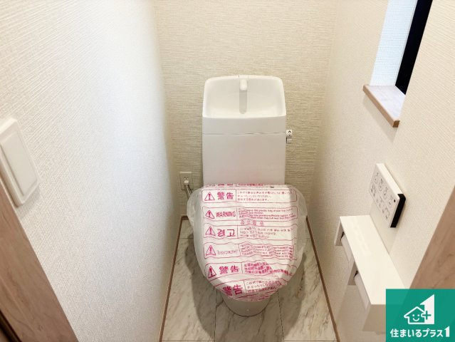 高石市高師浜　新築一戸建てのトイレ|1・2階の2ヶ所にあるので、朝の忙しい時間の順番待ちもなく、深夜の利用にも大変便利です。