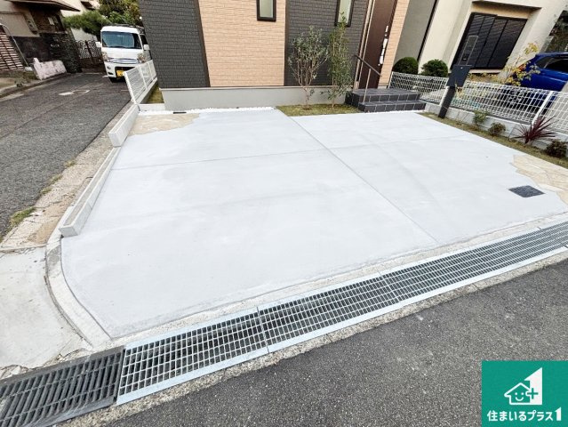 高石市高師浜　新築一戸建ての駐車場|並列２台駐車可能！ゆとりの駐車スペースで車庫入れもスムーズ！