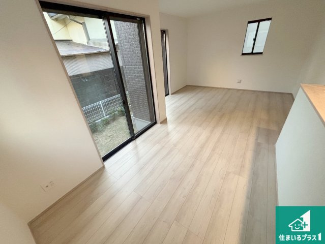 高石市高師浜　新築一戸建ての居間・リビング|日当たり良好の明るいリビングで朝の目覚めもスッキリできそう！対面キッチンでご家族のコミュニケーションも自然と増える設計！小さなお子様が遊ぶスペースを作っても広々とくつろげるLDK！