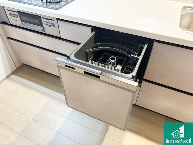 高石市高師浜　新築一戸建ての設備|食事後の一仕事、食器洗いをボタン一つでお任せできちゃいます！場所を取らないビルトイン式なので、お料理スペースもしっかり確保！