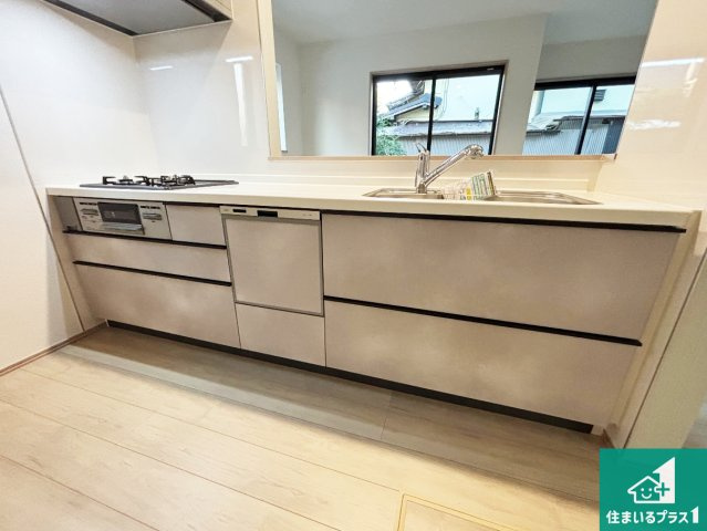 高石市高師浜　新築一戸建てのキッチン|子供を見守りながらお料理が出来るため家族のコミュニケーションか増えます♪スペースが広く確保されている為お子様が大きくなったときは一緒に料理を楽しめます♪