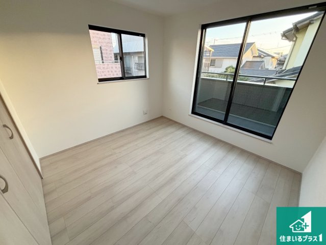 高石市高師浜　新築一戸建ての洋室|寝室は心地よい眠りについてもらいたくて、シンプルかつ開放的な空間な設計にしています！大きな窓から差し込む日が心地いいです♪