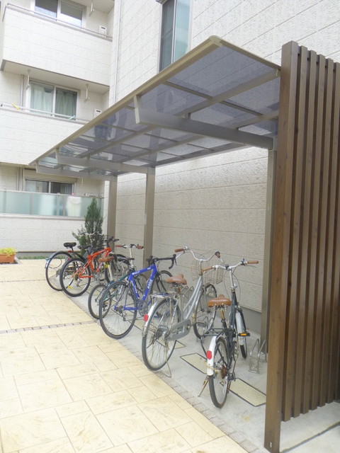 メゾン・ド・シチリアーノのその他共用部分|☆屋根付きの駐輪スペース☆