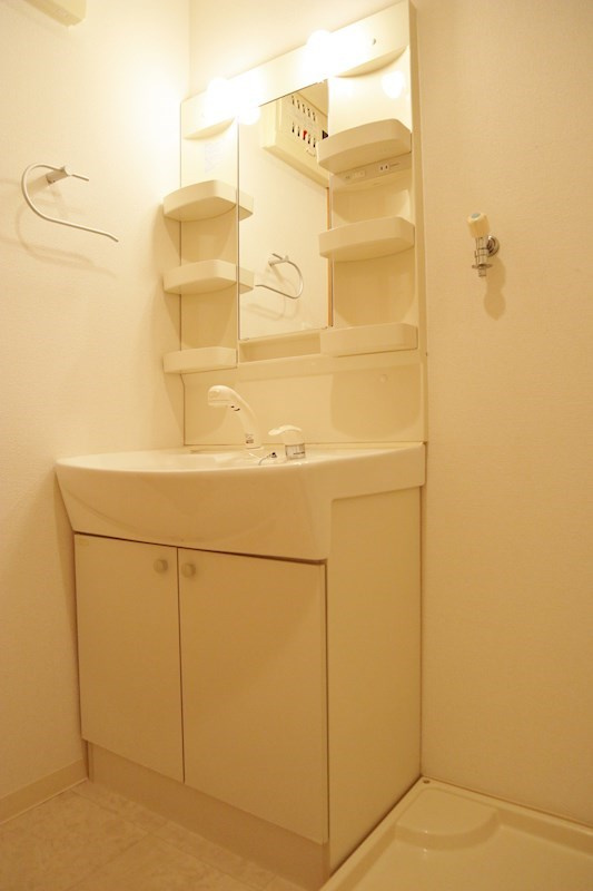 岸和田市尾生町のハイツの洗面所|ゆったりとスペースのある洗面所