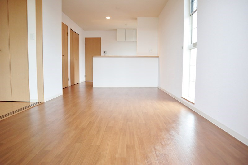 岸和田市尾生町のハイツの居間・リビング|ゆったり過ごせるリビングです