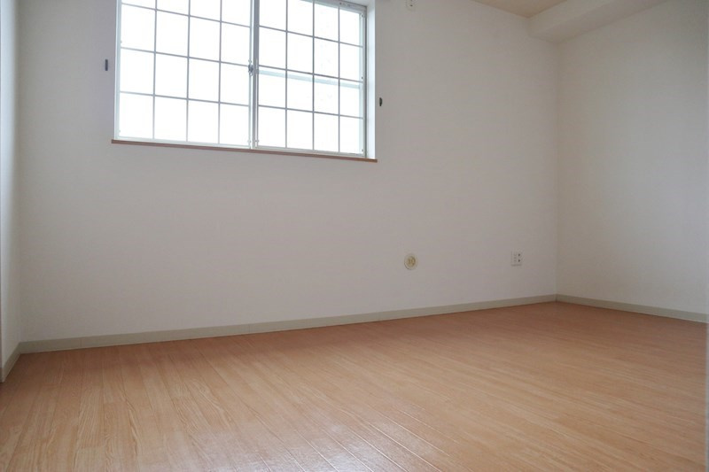 岸和田市尾生町のハイツの居間・リビング|こちらの居間で趣味の時間をお楽しみください