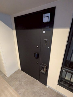 【玄関】 | レ・ジェイド高槻南松原Bright | ■２４時間セキュリティシステム■オートロック■宅配ボックス■２４時間ごみ出しOK■上質で落ち着きのあるエントランスホール■フラット設計の採用■ペット飼育可能（１匹・規約による制限あり