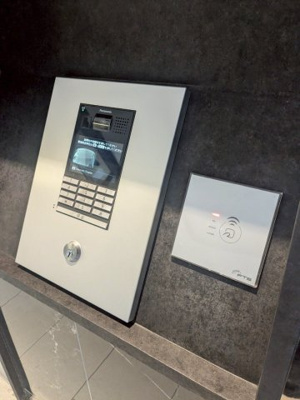 【エントランス】 | レ・ジェイド高槻南松原Bright | ■２４時間セキュリティシステム■オートロック■宅配ボックス■２４時間ごみ出しOK■上質で落ち着きのあるエントランスホール■フラット設計の採用■ペット飼育可能（１匹・規約による制限あり