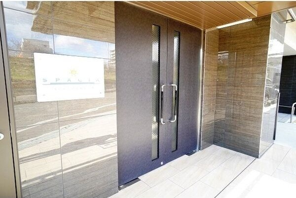 スペーシア江坂広芝町のエントランス