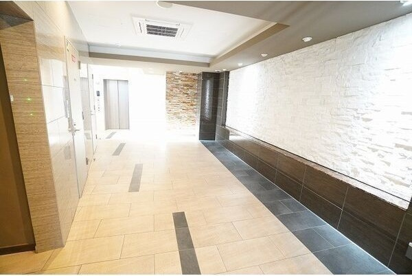 スペーシア江坂広芝町のエントランス