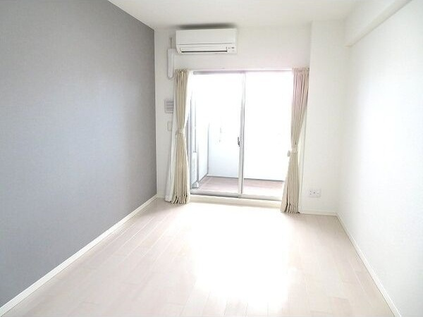 スペーシア江坂広芝町の居間・リビング