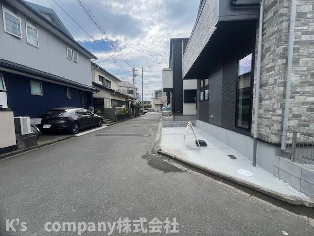 ◎茅ヶ崎市小和田3丁目　新築戸建　2号棟の前面道路含む現地写真|前面道路は交通量が少なく静かな印象です◇
