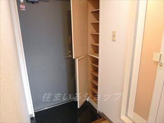 広島市安佐北区口田４丁目の賃貸マンションの玄関|シューズボックスあり