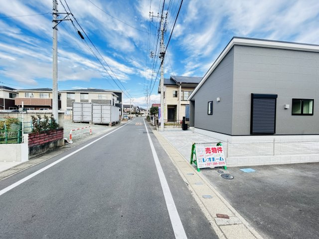 新築　高崎市江木町23-1期　LIGNAGE　5号棟の前面道路含む現地写真|現地写真　西側接道幅員約5ｍ