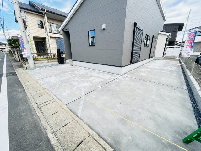 新築　高崎市江木町23-1期　LIGNAGE　5号棟の駐車場|現地写真　駐車スペース2台分可能です！
