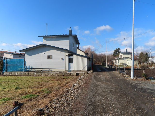 北見市相内町２１４番３３　売地の前面道路含む現地写真