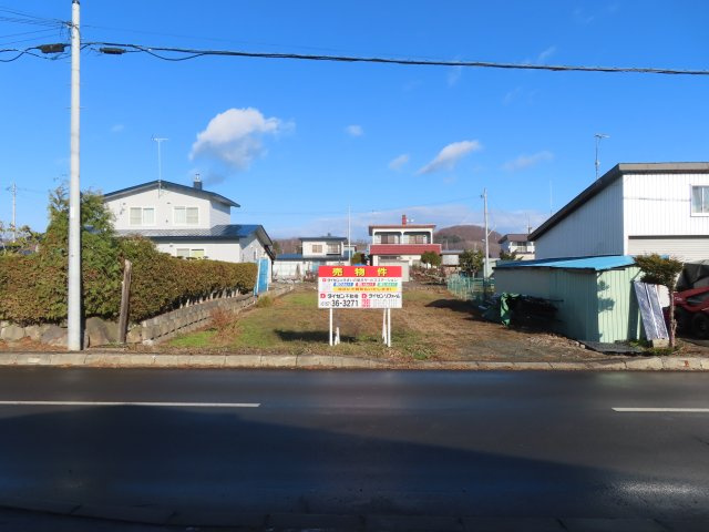 北見市相内町２１４番３３　売地の前面道路含む現地写真