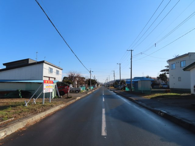北見市相内町２１４番３３　売地の前面道路含む現地写真