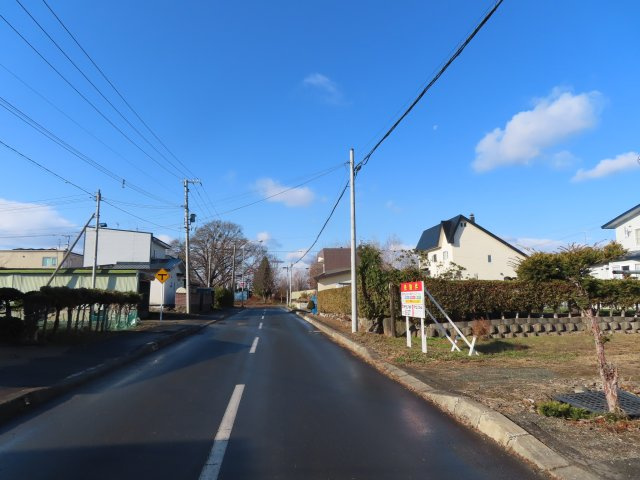 北見市相内町２１４番３３　売地の前面道路含む現地写真