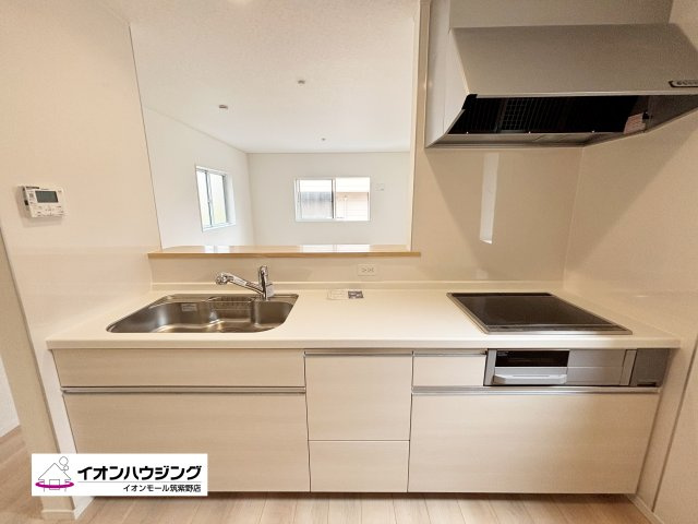 キッチン：同じ空間、同じ時間に家族で共有できるから、ダイニングキッチンが家族団らんの場所になります。居心地良く、お料理しながら家族との会話も弾みそうです♪