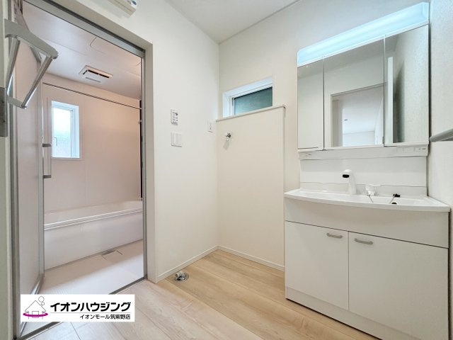 洗面台はシャワーヘッド・三面鏡付きの機能性の高いものを採用！
お手入れも簡単な優れものです。