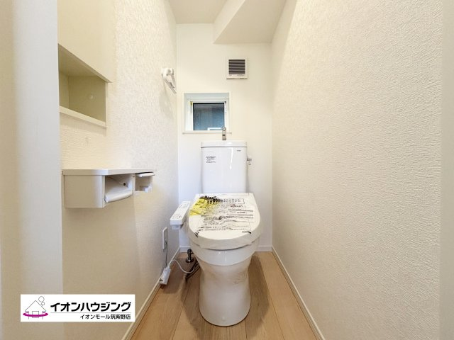 白を基調とした清潔感のあるウォシュレット付きトイレ♪