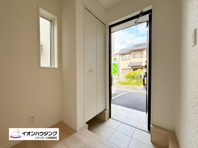 「お帰りなさい」が日常へ
家に帰るとまず目につくのがマイホーム・玄関です。
玄関を開けると家族の笑顔が・・・お帰りなさいが日常に。