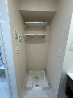 【展望】 | 洗面所内、シャンプードレッサー横にある室内洗濯機置き場です♪防水パンが付いているので万が一の漏水にも安心です！