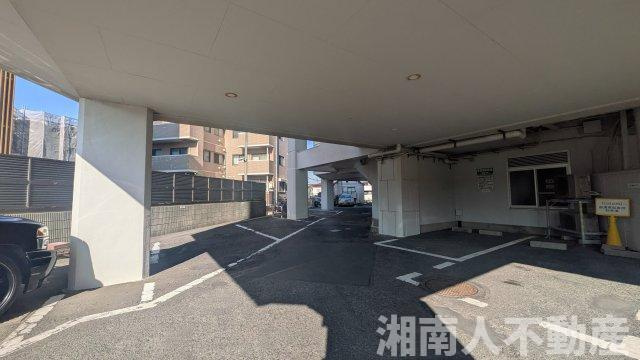 片瀬東映マンションの駐車場|駐車スペースもあります