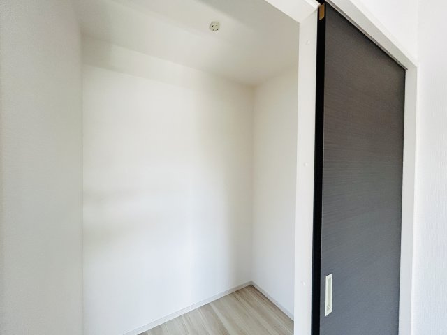 新築　佐波郡玉村町9期　１号棟の収納|現地写真　主寝室の大型のウォークインクローゼットは収納ラクラク、お部屋スッキリ♪							
						
						
