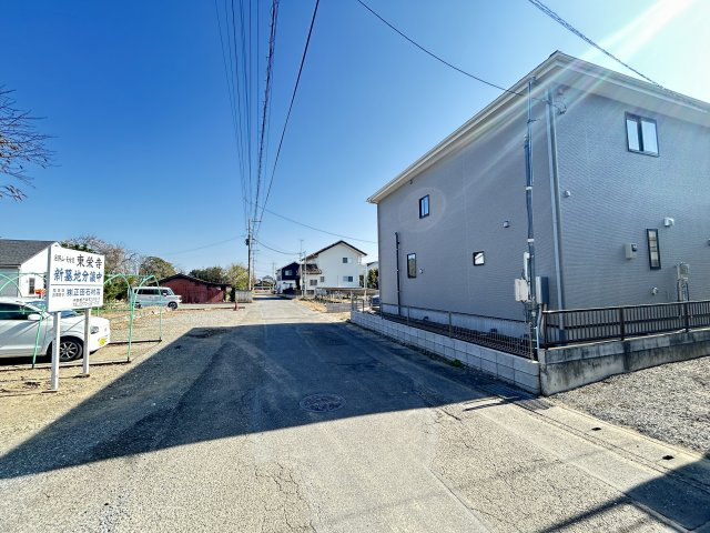 新築　佐波郡玉村町9期　１号棟の前面道路含む現地写真|現地写真　北側接道幅員約5ｍ