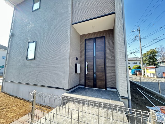 新築　佐波郡玉村町9期　１号棟の玄関|現地写真　TVモニター付きドアホンでセキュリティも安心です！
