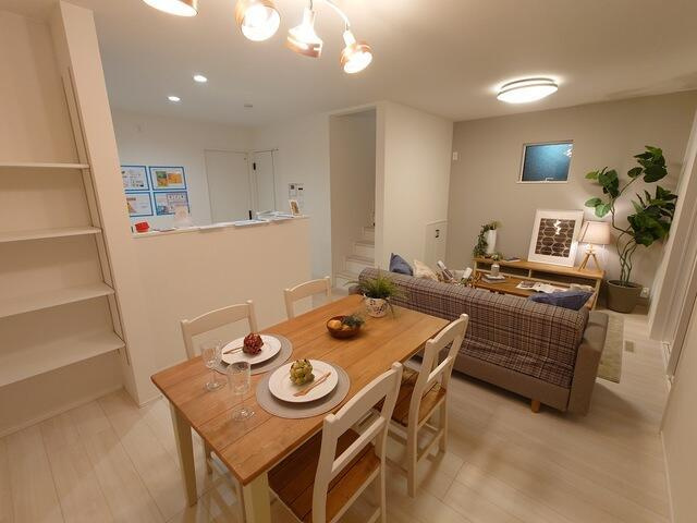 名古屋市中川区下之一色町字松蔭５丁目の新築一戸建のキッチン|３号棟　ＬＤＫ（家具・小物は… 