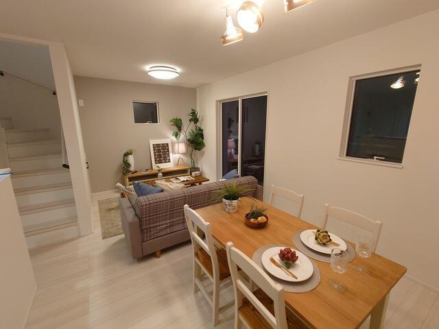 名古屋市中川区下之一色町字松蔭５丁目の新築一戸建の居間・リビング|３号棟　キッチン（家具・小物… 