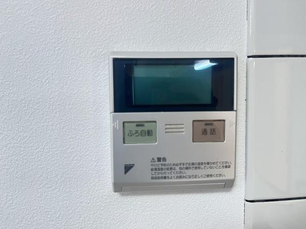 の中古一戸建の防犯設備|キッチン横に給湯パネル 