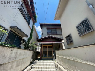 第一種低層の閑静な住宅地に立地しております。