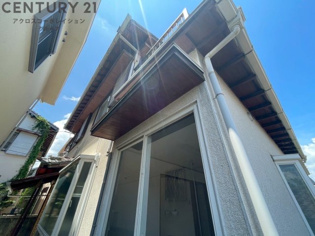 阪急「小林」駅徒歩8分の立地で通勤・通学便利。