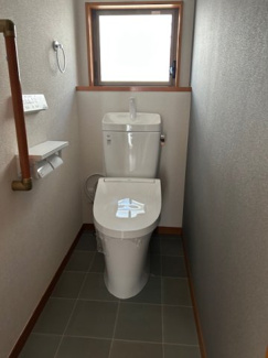 【トイレ】 | 小倉台１丁目　中古戸建 | 1階　トイレ　温水洗浄便座交換しております。手すりもついて安心です。