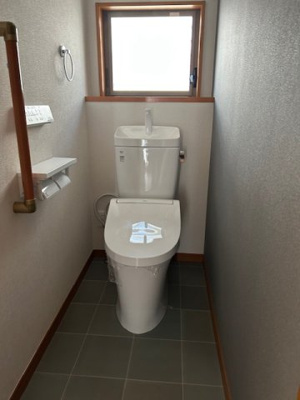 【トイレ】 | 小倉台１丁目　中古戸建 | 1階　トイレ　温水洗浄便座交換しております。手すりもついて安心です。