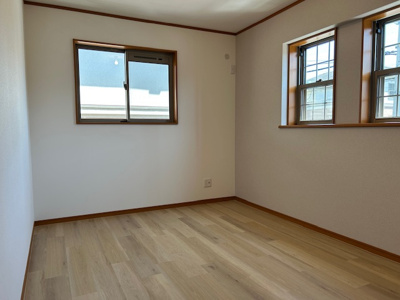 【洋室】 | 小倉台１丁目　中古戸建 | 洋室約6.5帖　窓が多いので風通しの良いお部屋です。