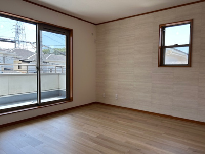 【洋室】 | 小倉台１丁目　中古戸建 | 洋室約8.0帖　バルコニーに面しており陽当り・通風良好です。